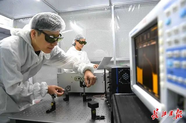 国内最大单脉冲能量的工业级光纤飞秒激光器面世的背后