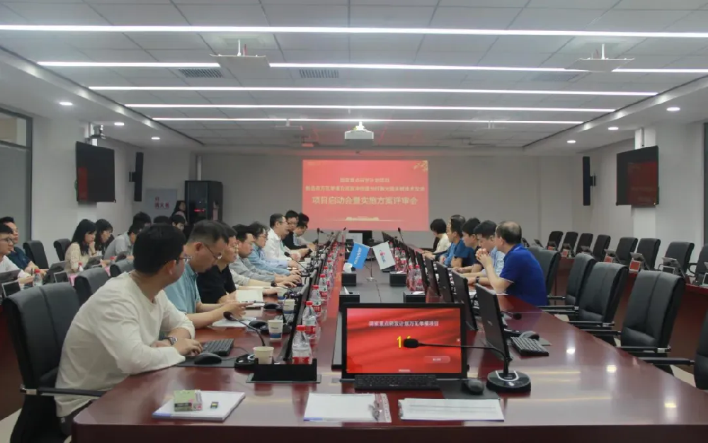 这2项激光国家重点研发计划项目正式启动！近日，锐科激光牵头的2项国家重点研发计划项目正式启动，分别为“光纤激光器用新一代无源器件共性关键技术及产业化”项目和“制造用万瓦单模及高脉冲能量光纤激光器关键技术攻关”项目。这标志着锐科激光作为光纤激光器领龙头企业，与国内高校、研究所及业内领军企业已经形成产业链协同发展的格局，优势互补联合攻关，携手助力激光行业产、学、研、用高质量发展。 “光纤激光器用新一代无源器件共性关键技术及产业化”项目4月24日正式启动  图片  图片  该项目由武汉锐科光纤激光技术股份有限公司牵头，联合中国工程物理研究院激光聚变研究中心、南京理工大学、华中科技大学、上海大学、天津大学、安徽华创鸿度光电科技有限公司共同承担。项目围绕新一代光纤激光器关键器件的攻关开展研究，建立该类器件从基础理论、共性技术到产业应用全套技术体系，解决超快、超强激光下光剥离器衰减系数低、合束器插损高、光纤光栅色散补偿能力弱等关键问题，实现产业化。这对推动我国新一代光纤激光器关键器件的发展具有重要意义。  “制造用万瓦单模及高脉冲能量光纤激光器关键技术攻关”项目4月26日正式启动  图片  图片  该项目由武汉锐科光纤激光技术股份有限公司牵头，联合天津大学、华中科技大学、中国科学院上海光学精密机械研究所、清华大学、中国科学院半导体研究所、南京理工大学、武汉睿芯特种光纤有限责任公司、中国航空制造技术研究院、华工制造装备数字化国家工程中心有限公司共同承担。项目针对制造用大功率光纤激光重大需求，研究非线性效应和TMI抑制新方法，开发圆形改性双包层增益光纤，抑制光致暗化、提高泵浦吸收和非线性阈值；研究大功率高脉冲能量光纤激光器所用的增益模块与高功率隔离器，及系统的高效散热及整机集成技术；实现万瓦单模和大功率高脉冲能量工业光纤激光器批量稳定制造，支撑和服务国家科技与产业发展战略。它的实施将大幅提高我国大功率光纤激光器及其关键材料器件的技术和产业化水平，实现先进制造成套装备核心部件的国产化配套，全面打破国外技术壁垒，支撑先进制造产业发展。  锐科激光是专业从事光纤激光器及其关键器件与材料的研发、生产和销售的国家火炬计划重点高新技术企业。当前公司已形成六大品类产品，分别为连续光纤激光器、脉冲光纤激光器、准连续光纤激光器、窄线宽光纤激光器、直接半导体和超快激光器，可广泛应用于激光打标、切割、焊接、熔覆、清洗、增材制造，覆盖钣金加工、汽车、新能源、光伏、3C电子、船舶、航空航天、激光医疗、雷达传感等行业领域。锐科激光累计获得专利数量已经超1000件。未来，锐科激光将持续秉持“锐意进取，科技创新”的发展理念，充分发挥行业领先优势，深入光纤激光器及相关领域的技术研究，为推动激光行业高质量发展添力蓄能。
