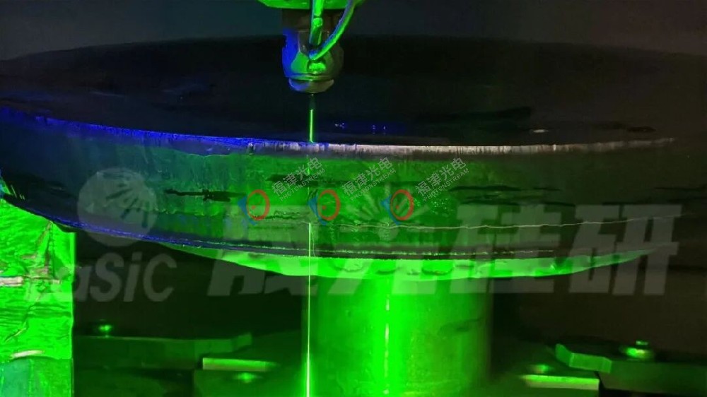 重大突破丨水导激光成功实现12英寸碳化硅晶锭一次性高效精密加工